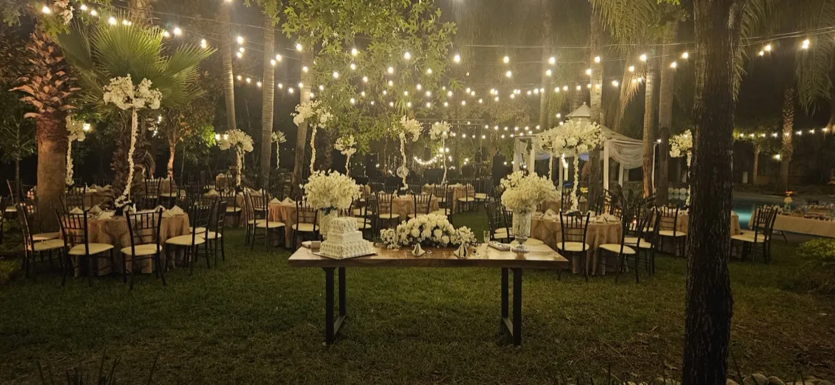 Jardín iluminado para evento nocturno