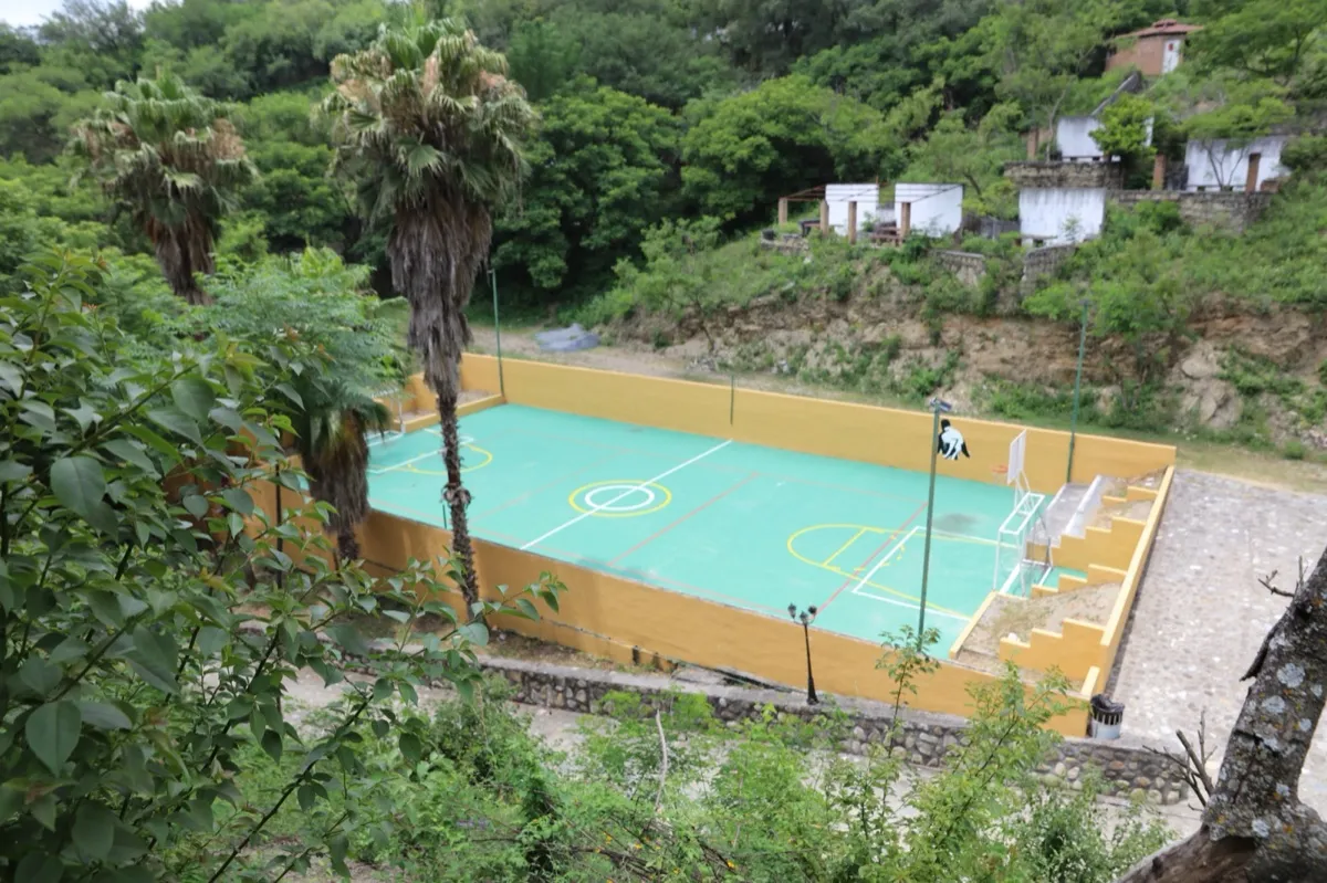 Niños disfrutando en chapoteadero