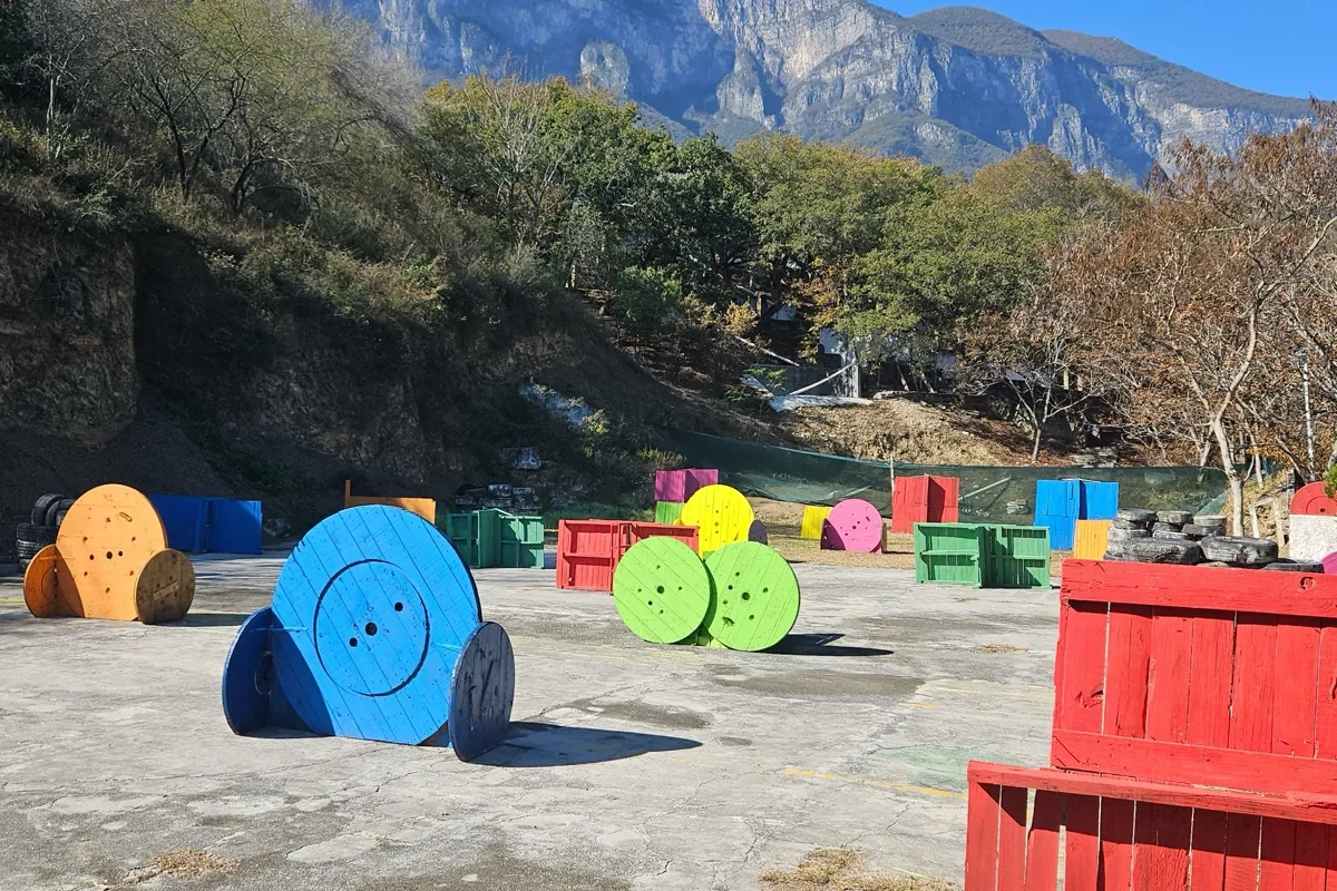 Campo con obstáculos de colores
