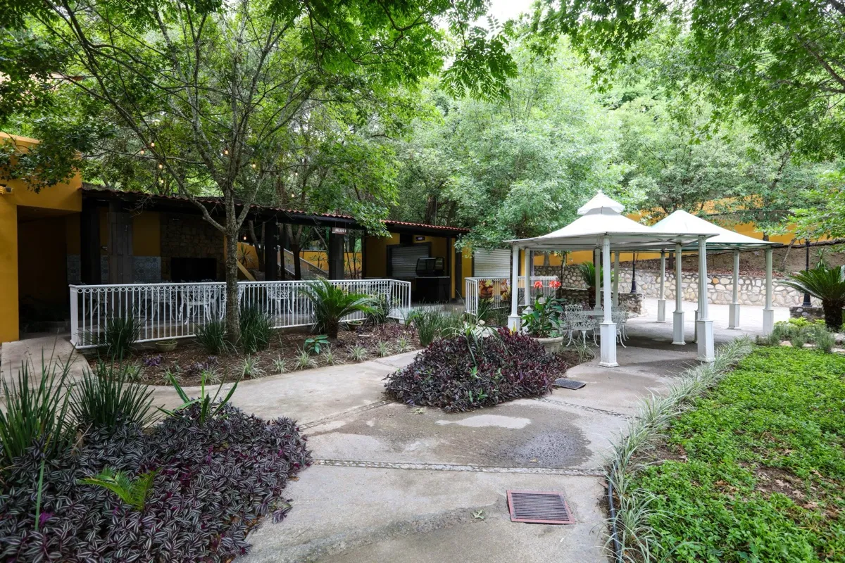 Jardín con gazebo y zona de descanso