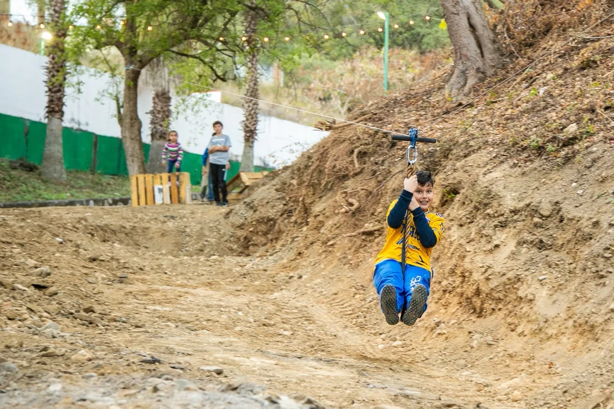Niño en la tirolesa